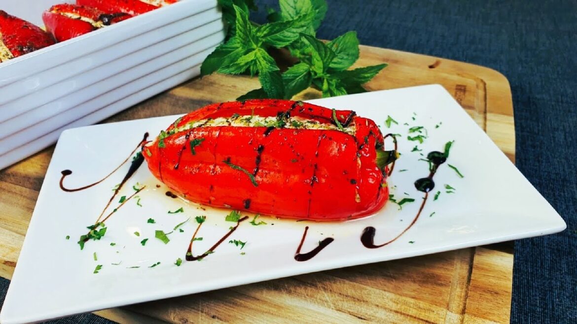 Griechisches Rezept, das alle verrückt macht!! Rote Paprika gefüllt mit Feta-Käse!! Griechisches Rezept, das alle verrückt macht!! Rote Paprika gefüllt mit Feta-Käse!!