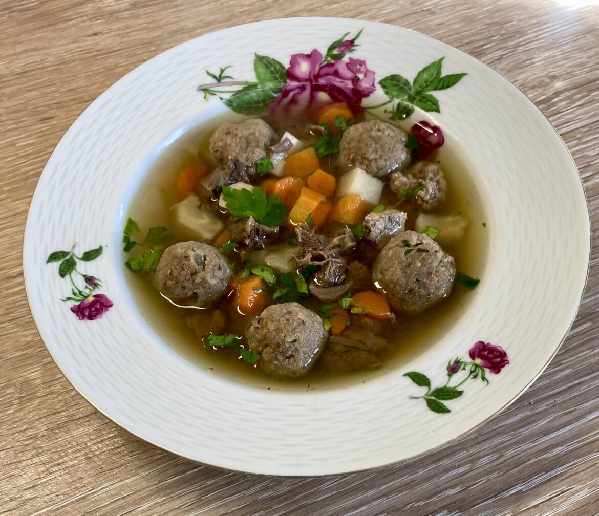 Beef broth white liver gumplings