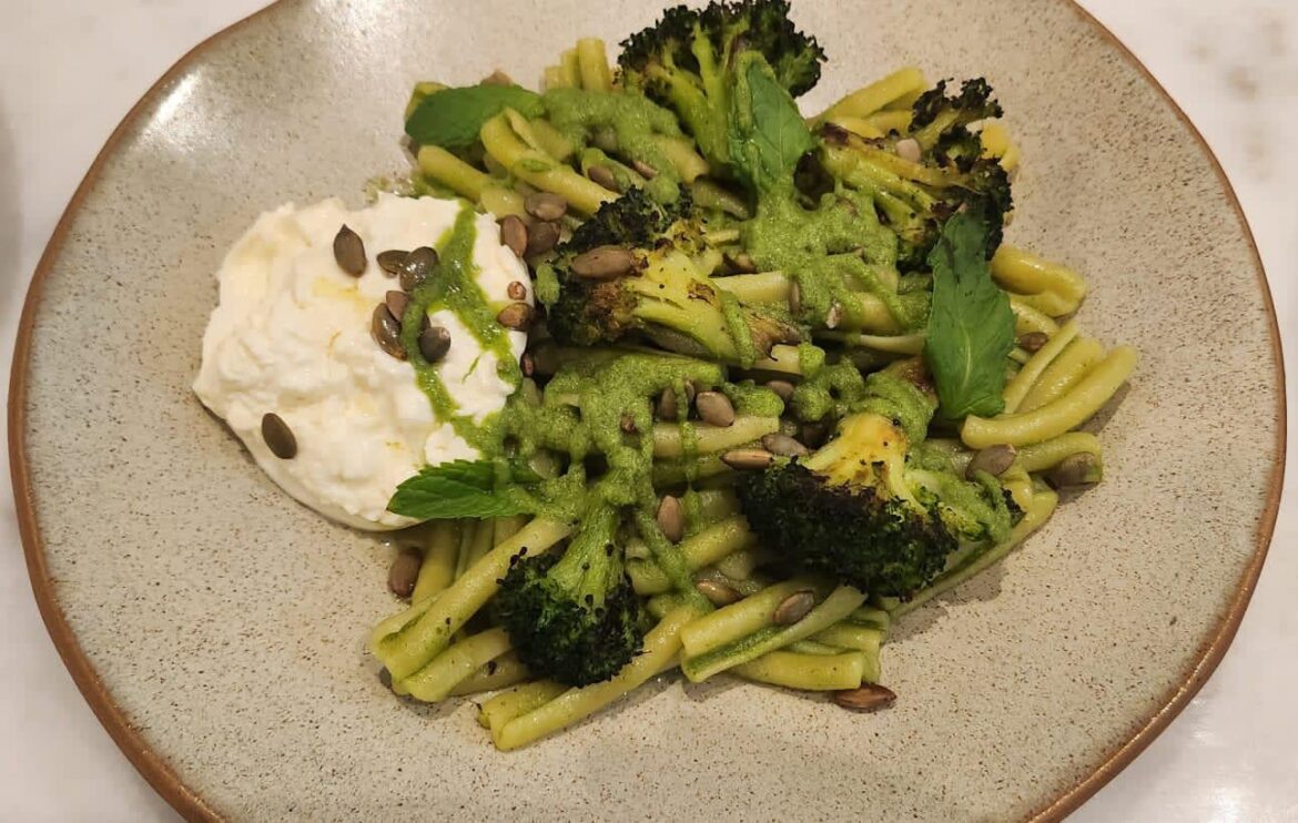caserecce, stracciatela, oliva, pesto de brócoli, brócolis asados y semillas de zapallo.