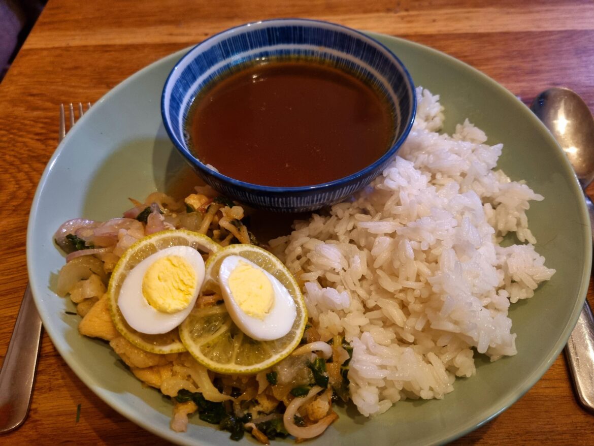 Rice, stir-fried chicken and vegetables and bouillon