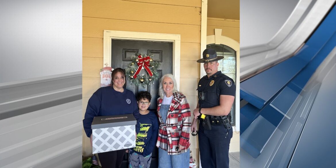 Durant Police deliver Christmas dinner care packages Durant Police deliver Christmas dinner care packages