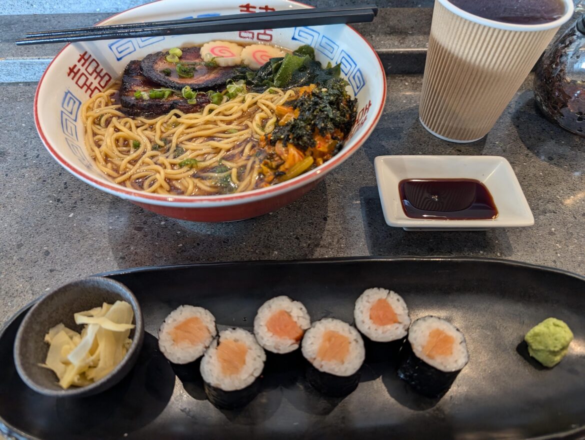 Made some pork belly & kimchi ramen to go with my smoked salmon hosomaki. 🍣 🍜