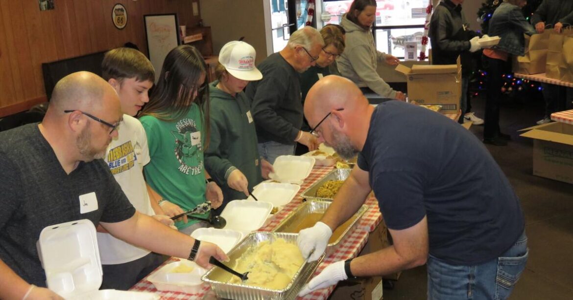 Free Christmas dinner served by Mom & Dad's BBQ, 150 volunteers