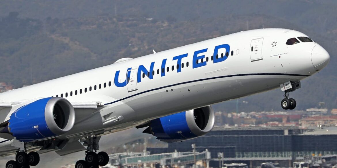 United Airlines Employees Were Sick After Eating a Christmas Meal