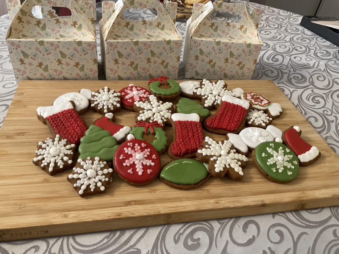 My super talented daughter made these. She trained as a pastry chef, but no one will hire her.