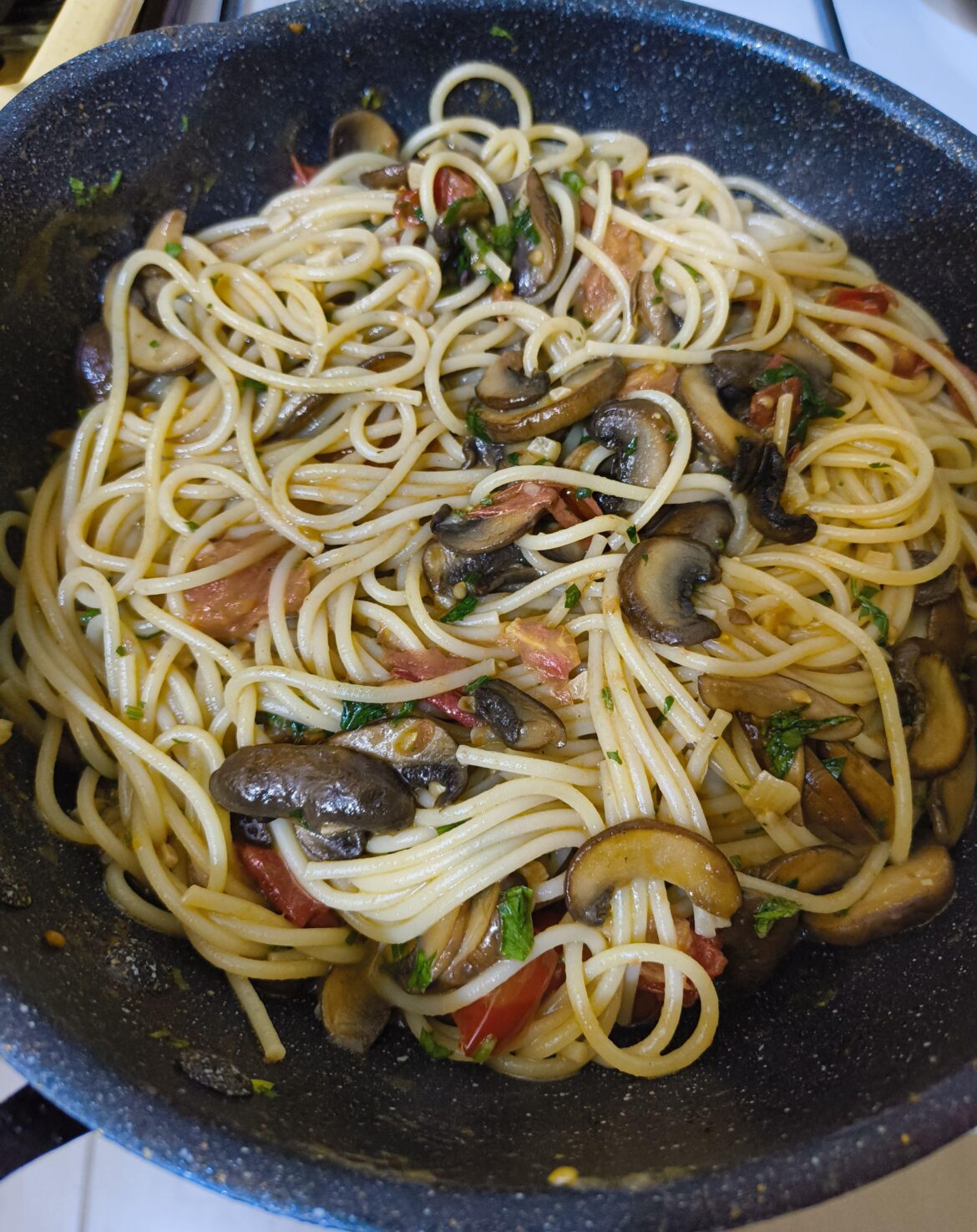 Pasta with cherry tomatos and mushrooms