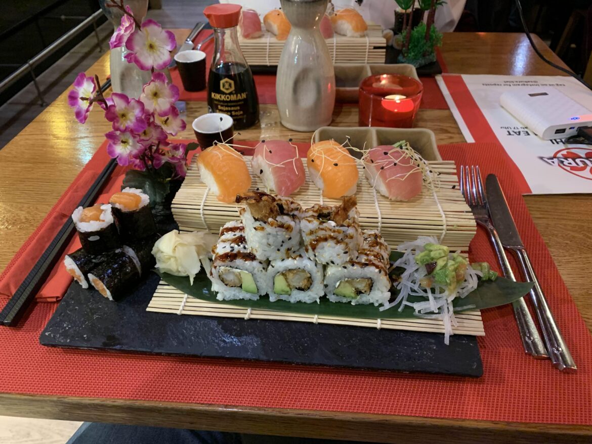 Small sushi set i had at a restaurant today (Info in the comments)
