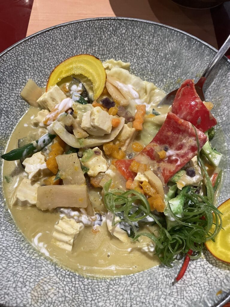 Calories in this green curry with tofu, veggies + 2 heaped tablespoons of boiled rice?