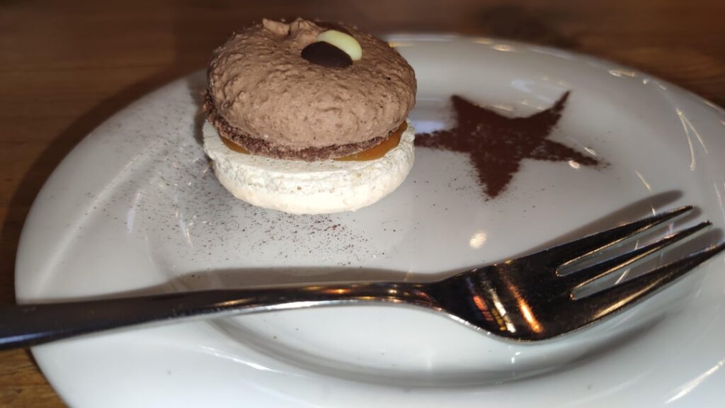 That's a Macaron i bought with a Coffee 😍 maybe one Day i can make my own like this. What you think from the look?