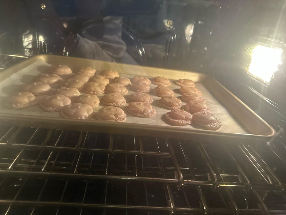 I haven’t made macarons in a while and they are doing this for the first time ever…