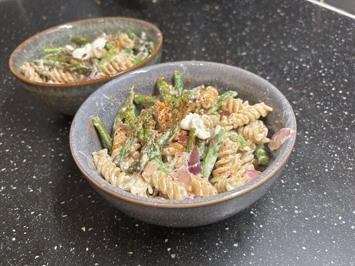 Whole wheat pasta with asparagus and crème fraiche