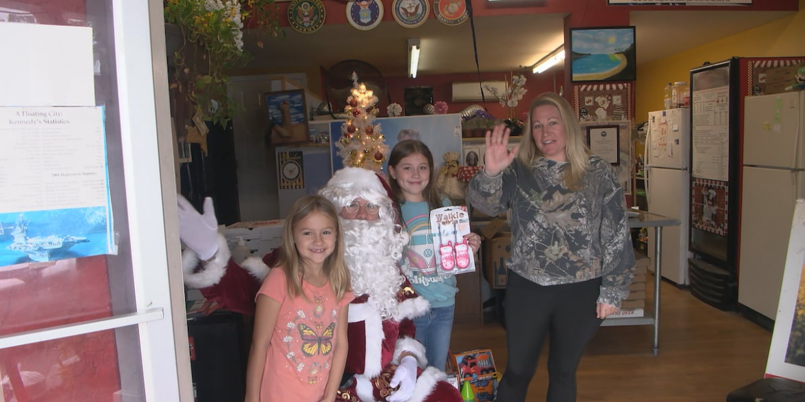 Papa Luigi’s give out gifts in Old Town with Santa Papa Luigi’s give out gifts in Old Town with Santa