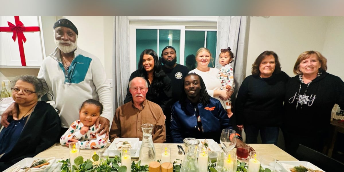 Family invites mail carrier for Thanksgiving dinner after he helped save their father