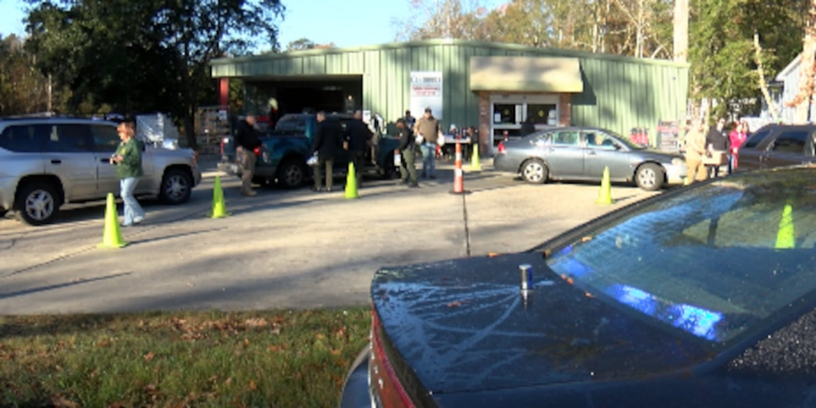 Petal task force gives out Christmas food boxes in annual event Petal task force gives out Christmas food boxes in annual event