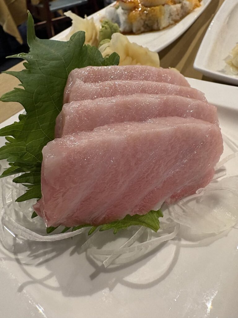 My favorite sashimi (otoro) and scallop roll 😼