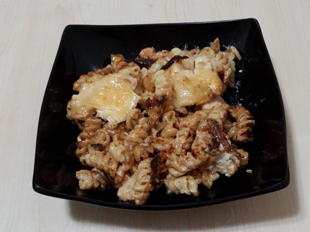 Update: added caramelized onions to the chicken and pasta casserole with bechamel, Brie and Grana Padano.