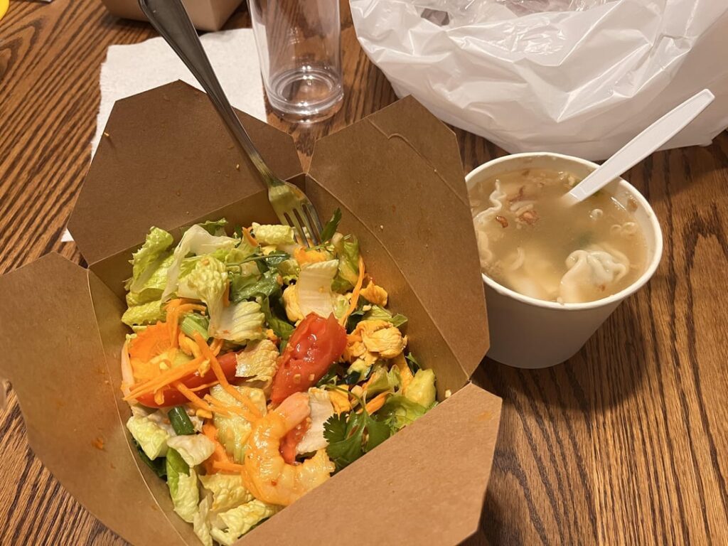 How many calories for a Thai salad and a cup of wonton soup?
