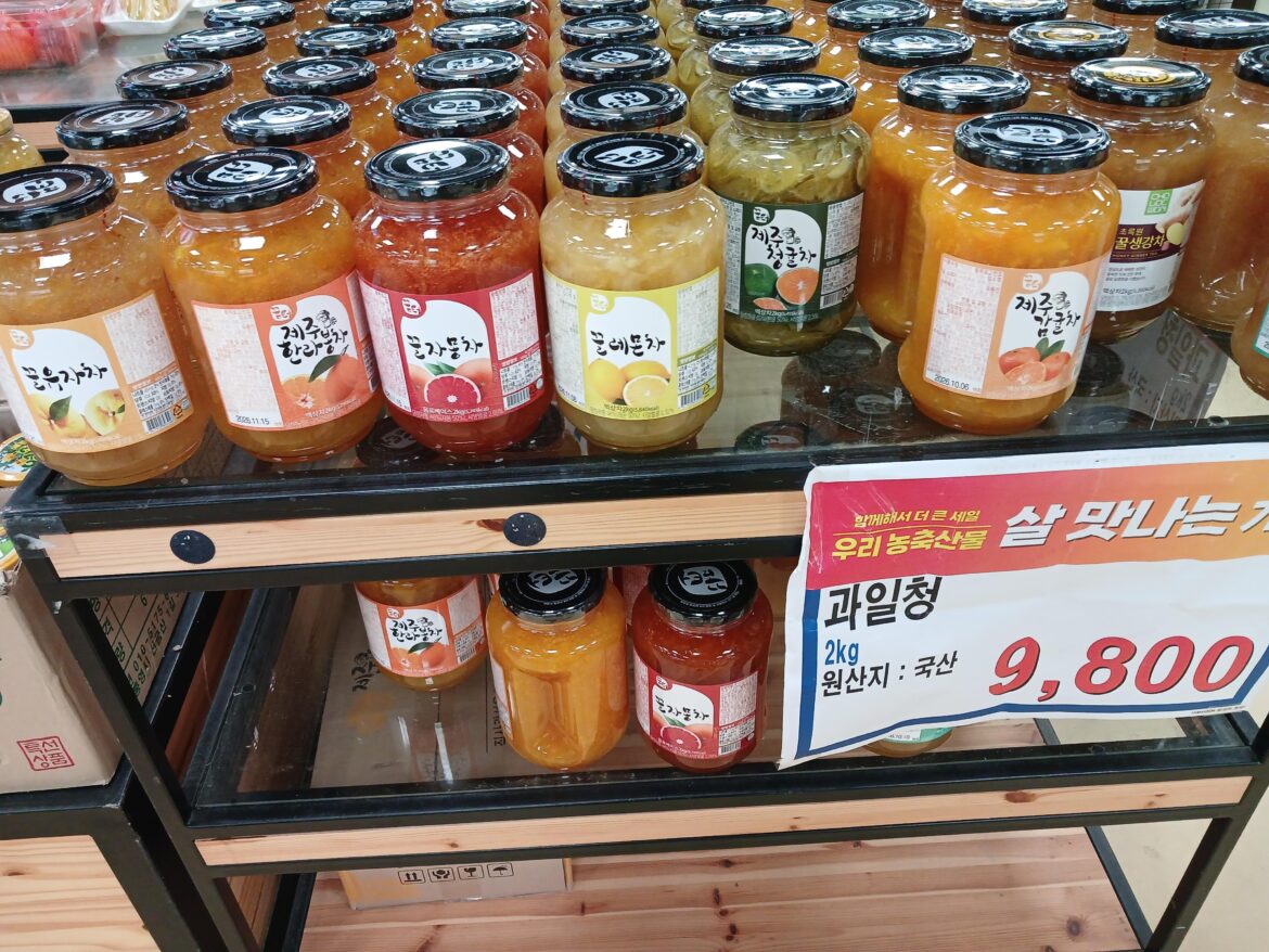 Which one's your favorite? I like the yuja and the ginger cheong. We've got here yuja, hallabong, grapefruit, lemon, green tangerine, tangerine, and ginger.