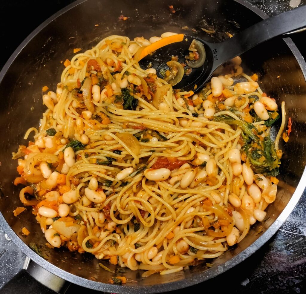 Spinach & cannellini bean spaghetti - 600 cals for the entire pan!