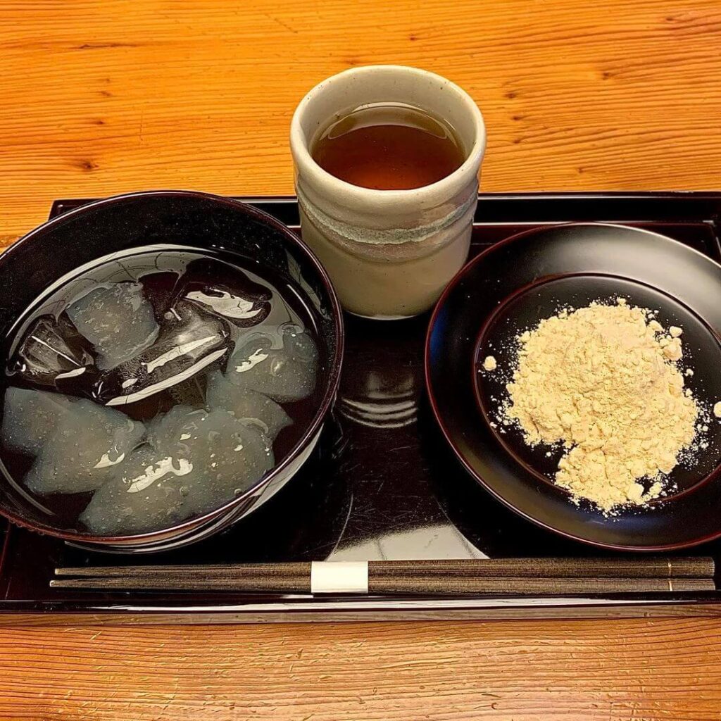 Anyone up for a traditional Japanese dessert? This ones called Kuzumochi and its pretty delish