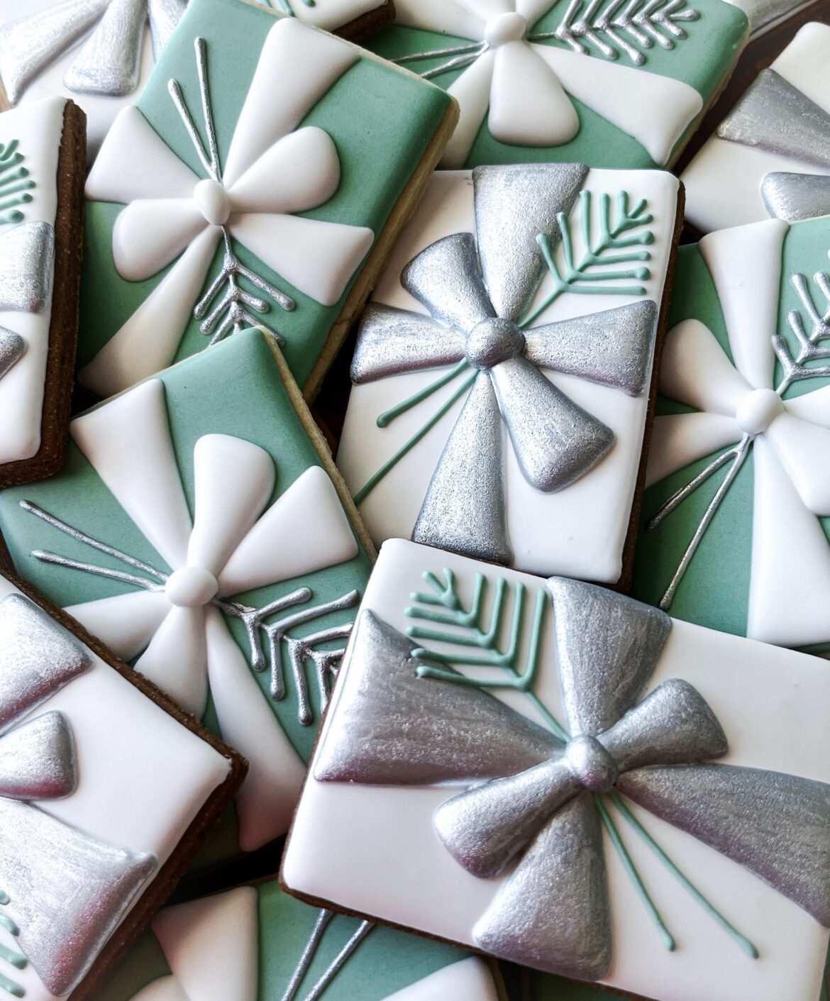 Have your gifts… and eat them too! Pretty gift box cookies.