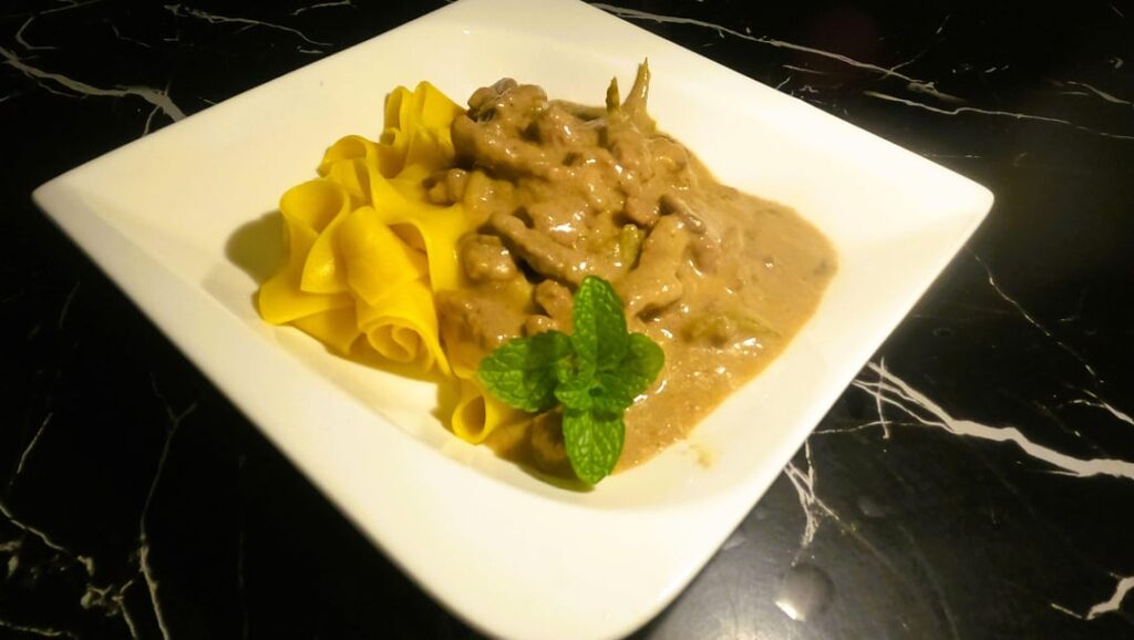Beef Stroganoff...I won't say it's ready in 15 minutes because that's impossible...but if you're going to treat yourself or your guests to a wonderful dish, this is a great idea. All you need is the will and an hour of your time. And the procedure and recipe is in the comment Have a good time 😉