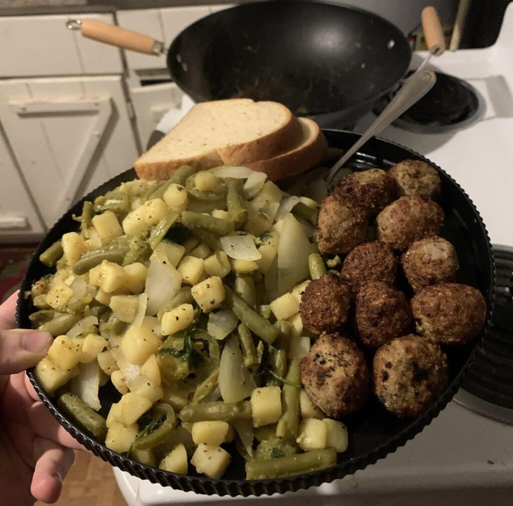 Turkey meatballs w veggies & bread!