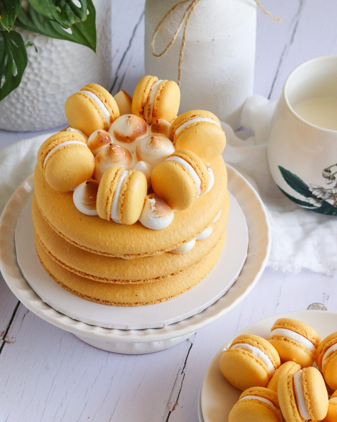 Lemon meringue macaron cake! 💛