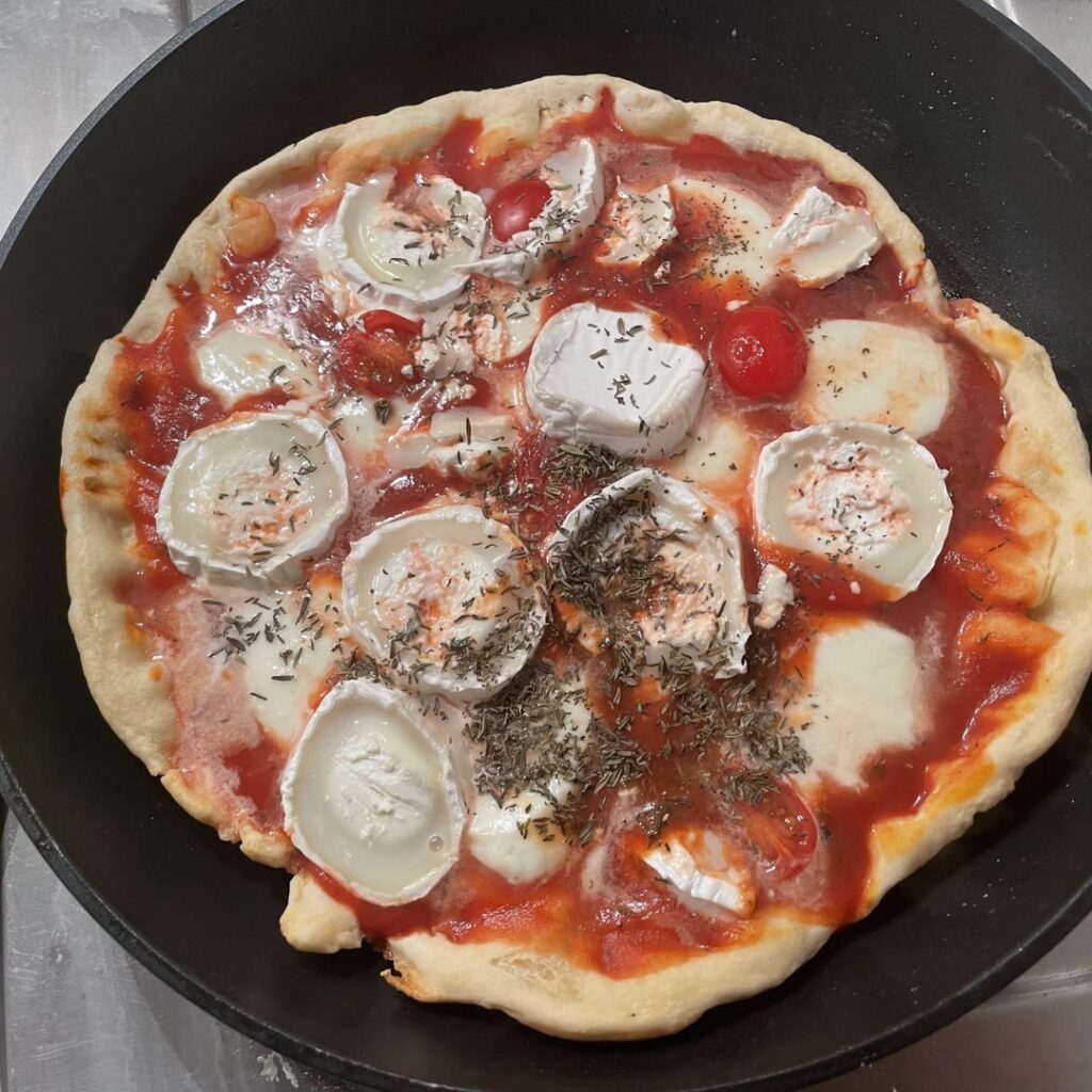 Tried recreating those pan pizzas... not exactly how I expected it to look but at least it tasted good i guess. Anyone knows how I can make sure the dough stays soft while it's cooking ?