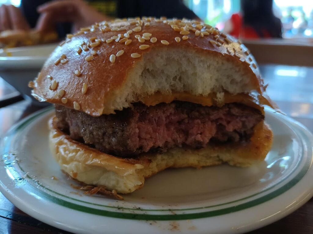 Is 800 kcal a bad estimative for this burger?