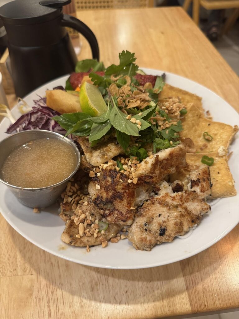 how much calories for this big bowl of vietnamese vermicelli bowl with grilled chicken, fried tofu, pork sausage, and 2 spring rolls?