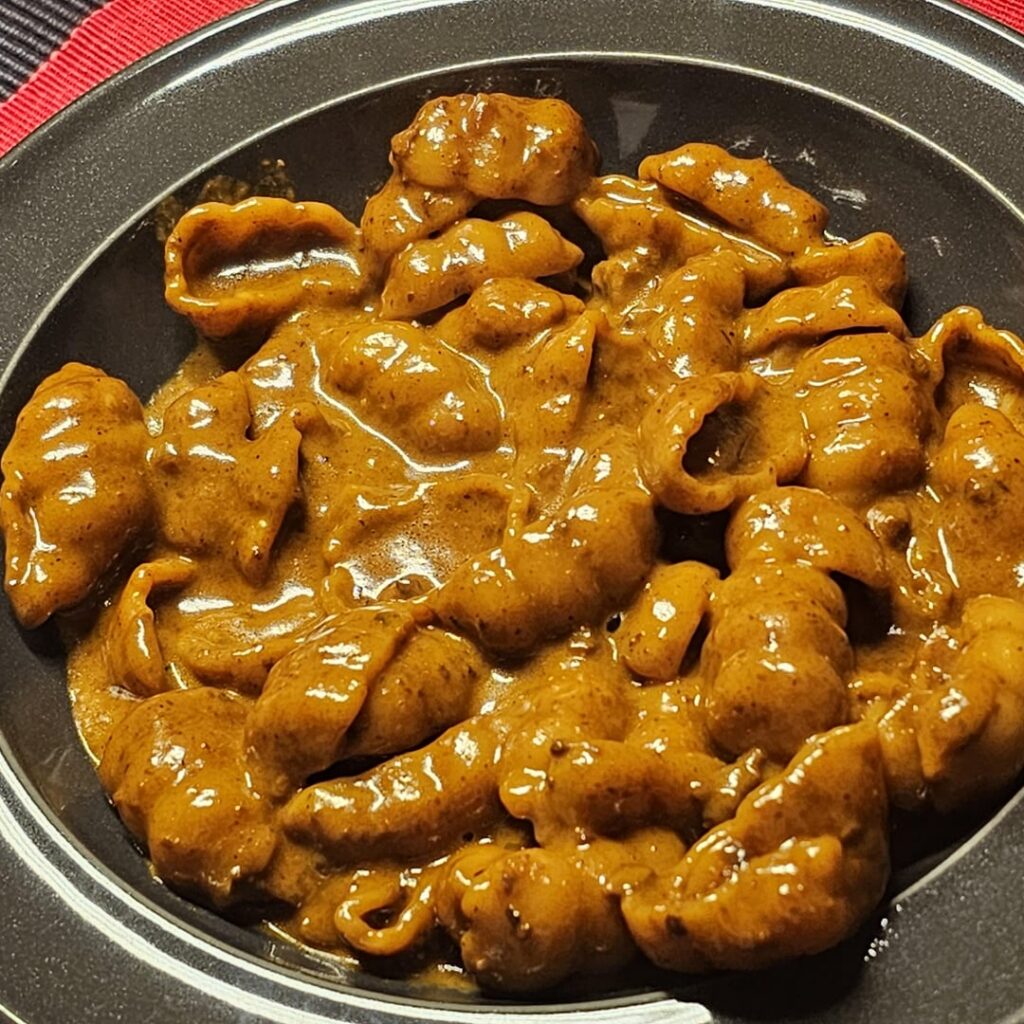 The leftover red wine sauce with porcini mushrooms from recently was too flavourful to dispose of: we reawakened it with a [non-potato] Barilla pasta called "Gnocchi n° 85"