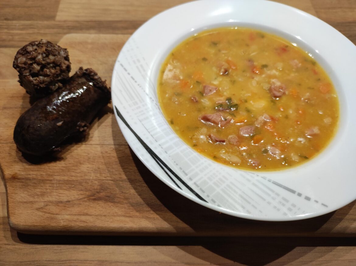 Pasulj with blood sausage