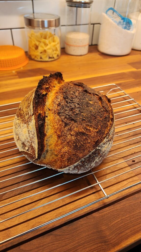 After my 6th or 7th sourdough loaf I'm finally starting to see the kind of crumb and aesthetic I'm aiming for. Now gonna work more on getting consistent results.