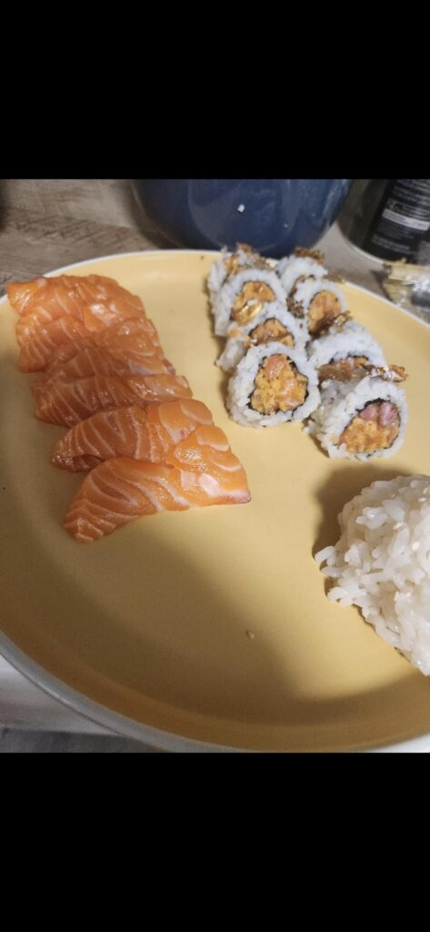 Picture was poor, presentation was mid, taste was deadly. Sashimi was awesome and spicy salmon came out wonderful.