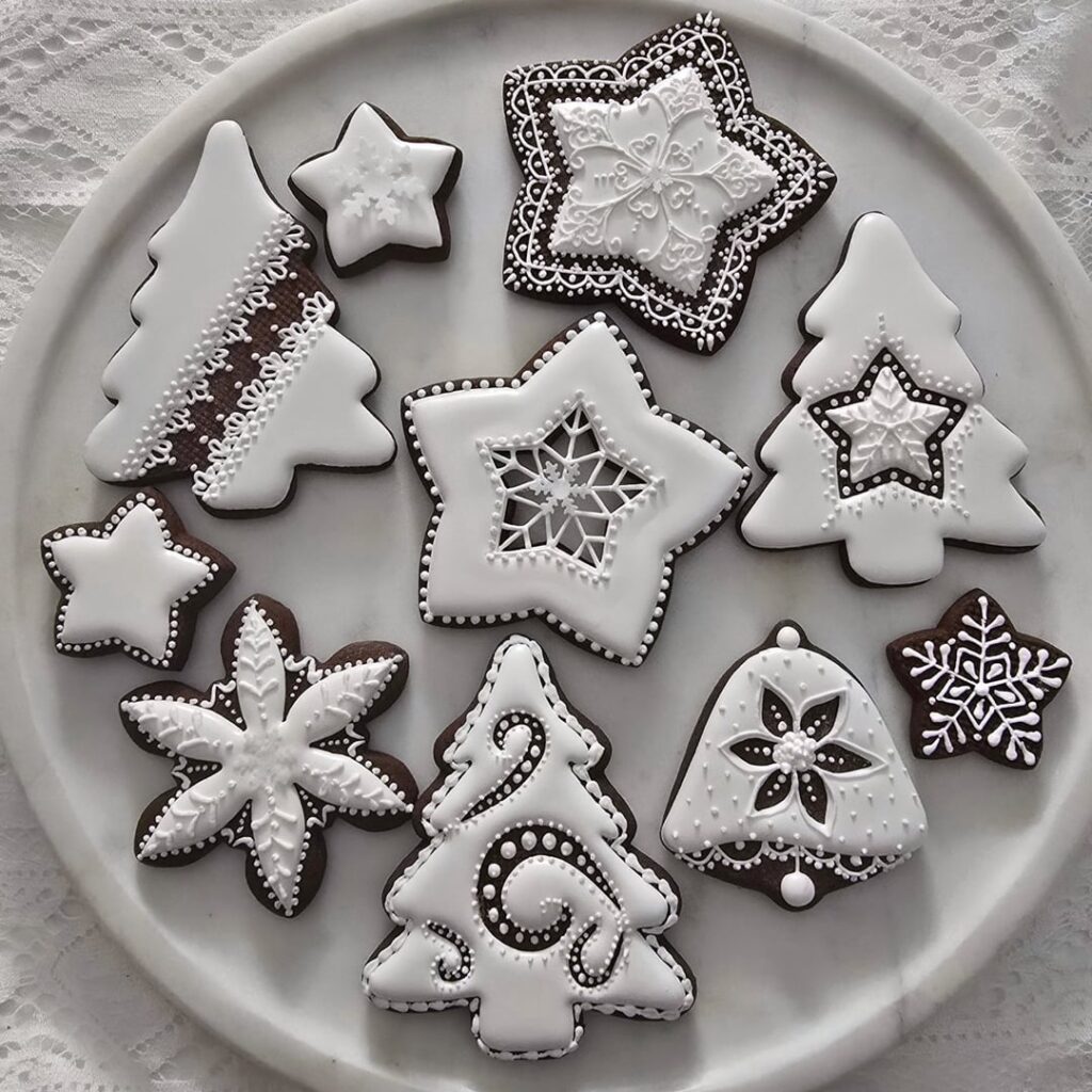 Gingerbread with royal icing ❄️