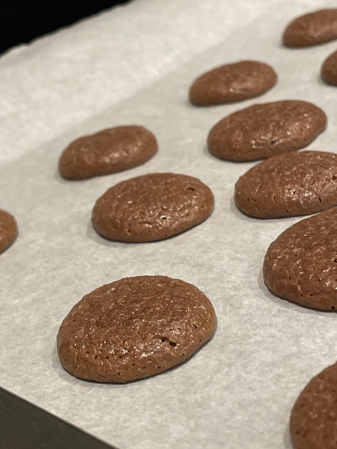 HELP! macarons won’t form feet + tiny holes on shells