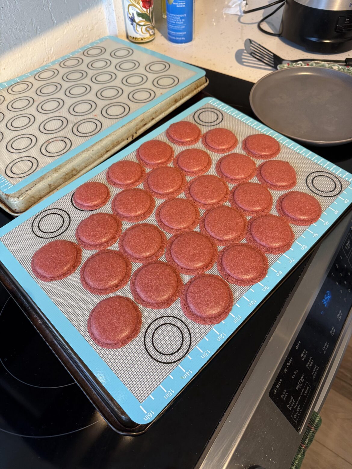 Macaron feet keep spreading out