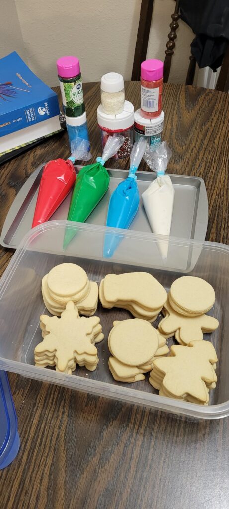 Christmas cookies with the kids. Cake decorating is my thing not so much cookies 😅