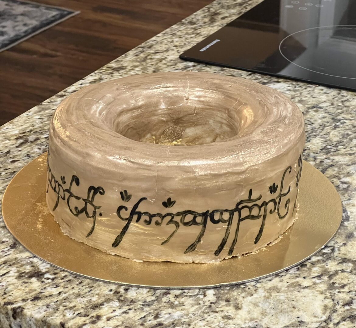 My friend requested a LOTR ring cake for her bf - I did my best 🥲