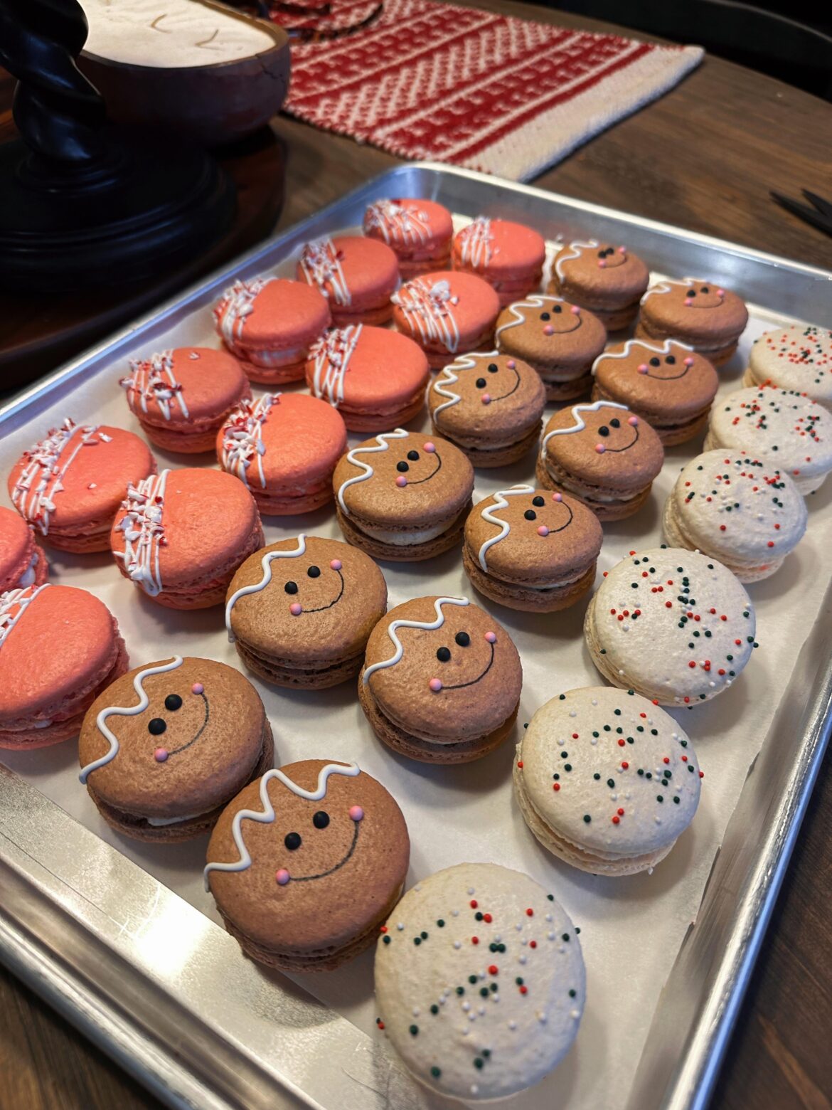 I made Christmas macarons! Peppermint, gingerbread, and sugar cookie. 🎄🩷