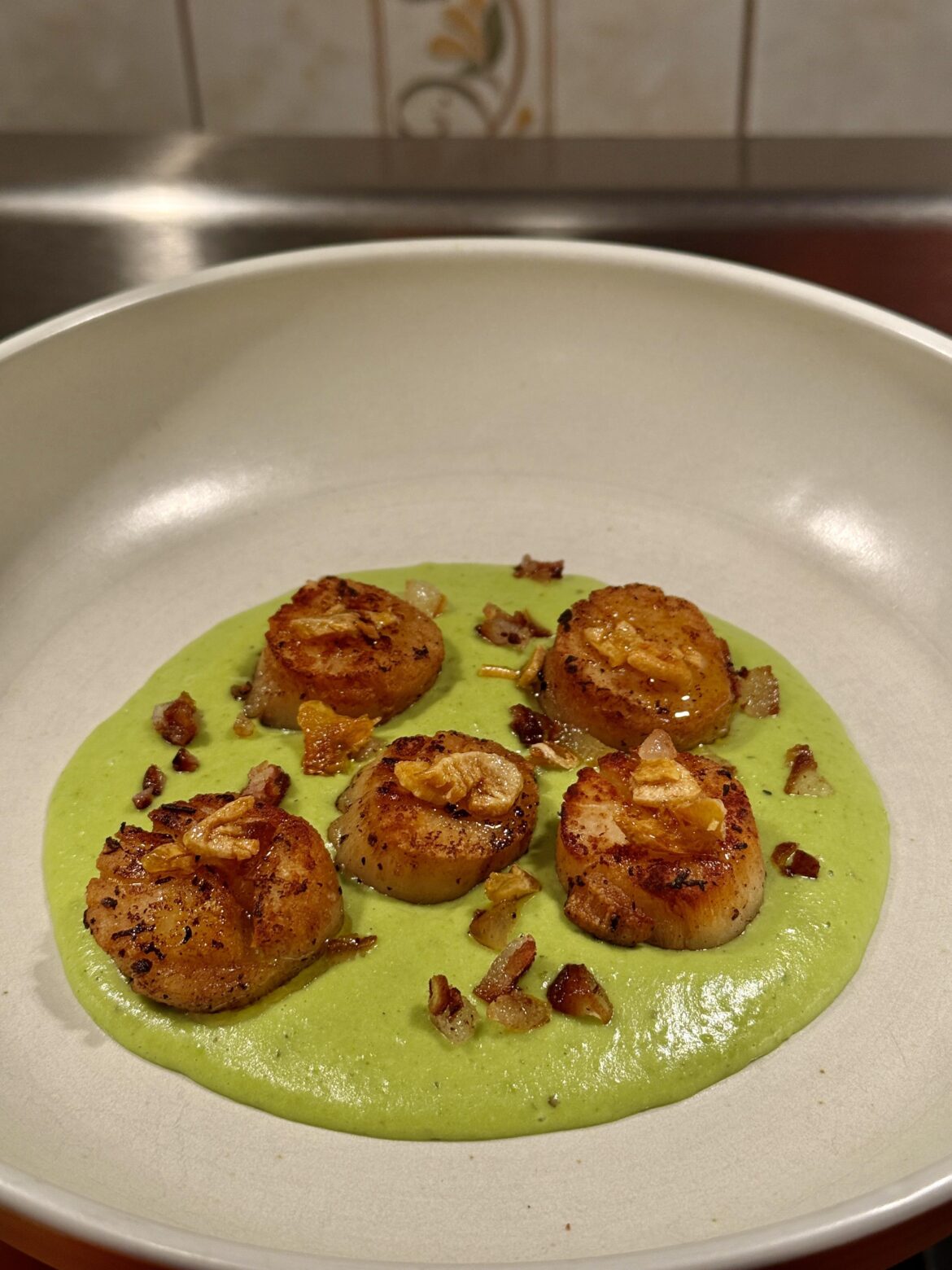 Smoked pea & leek puree with algues bordier butter, scallops, guanciale, garlic crisps