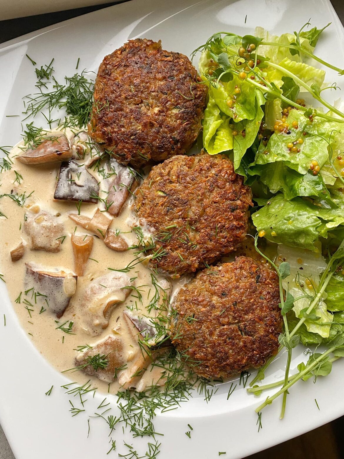 Hreczanyki (polish meal)
Buckwheat cutlets with meat, carrots and zucchini.
Forest mushroom sauce, romaine lettuce in honey mustard sauce.
