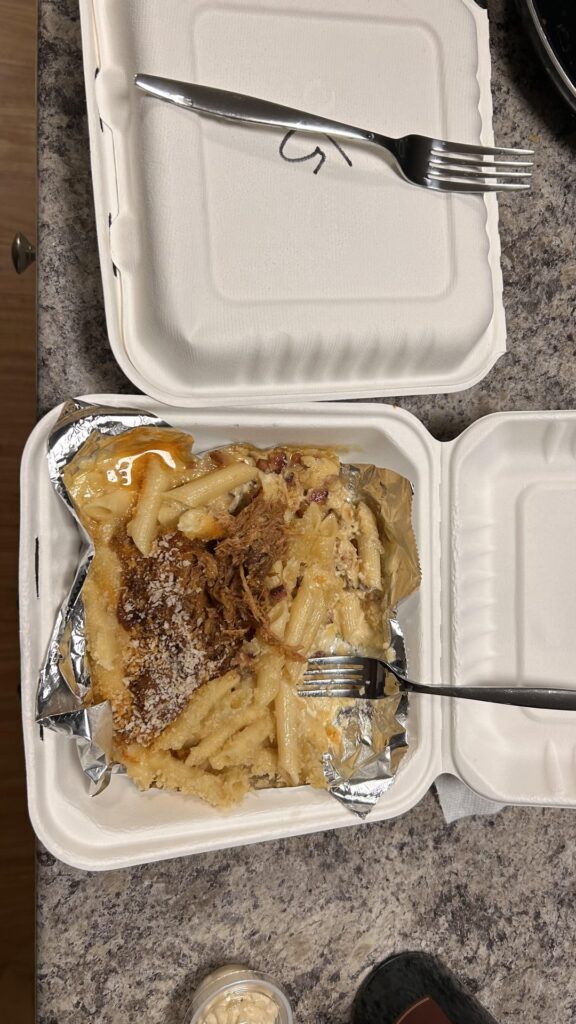 How many in this full sized entree? Mac n cheese with bacon and a side of pulled pork added