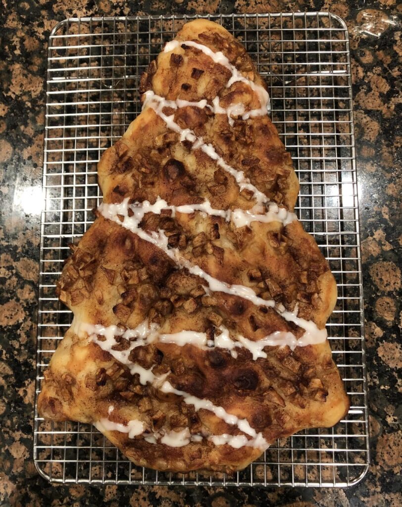 Idk why I thought making focaccia with a x-mas tree pan was a good idea. Trying to be festive! 😂