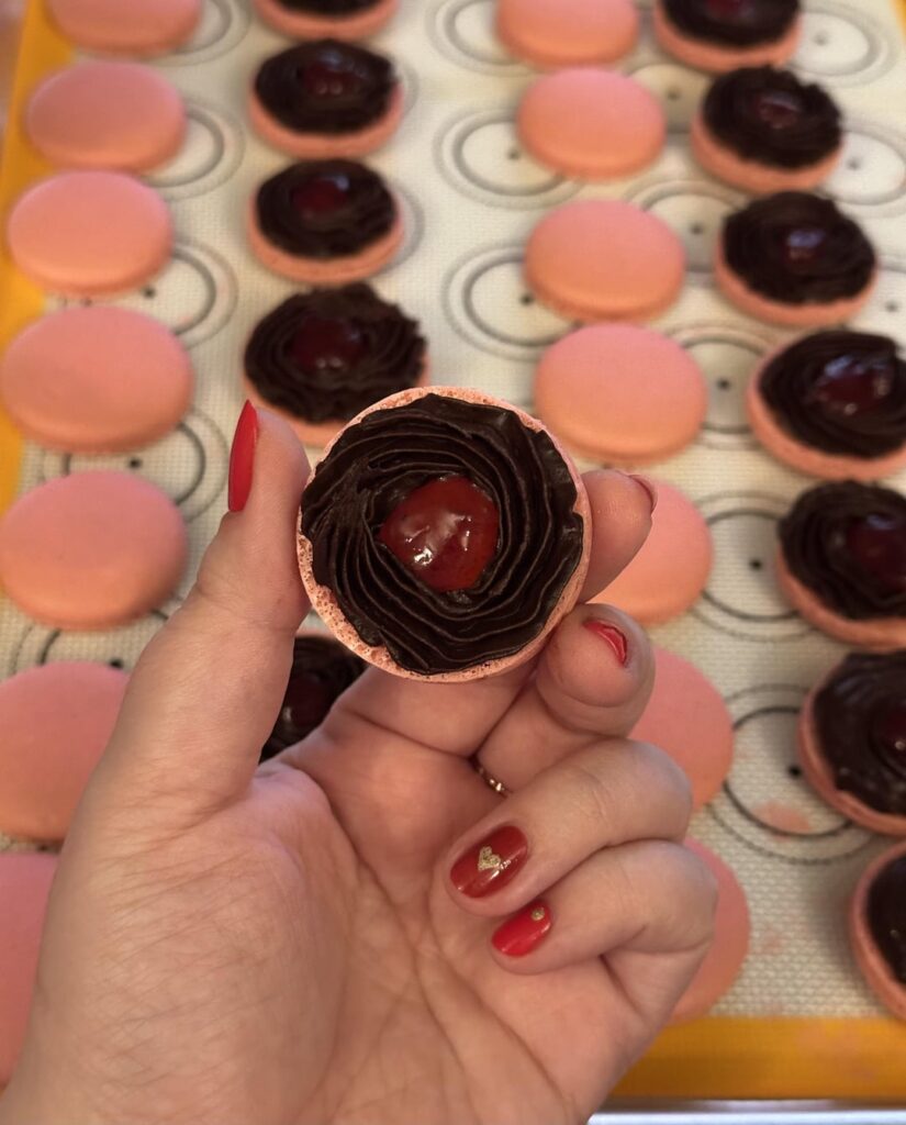Chocolate covered strawberry macarons 🍫🍓