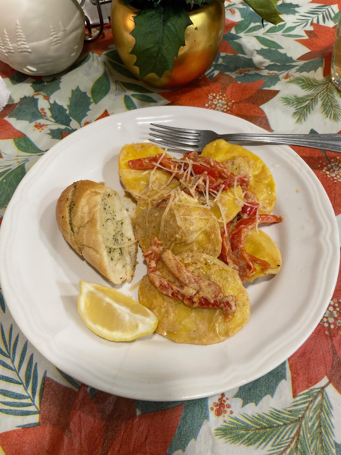 Creamy Lemon Spinach Ricotta Ravioli with Garlic Bread 🍋🫑🧄