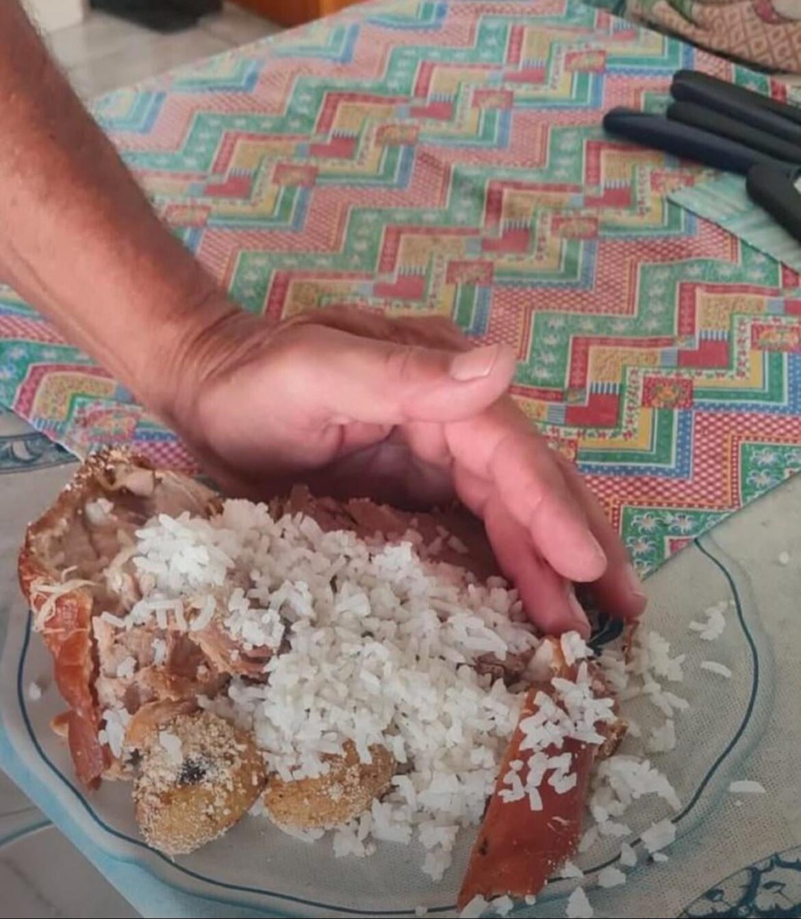 They though the circle on the table cloth was a plate 🤦‍♂️