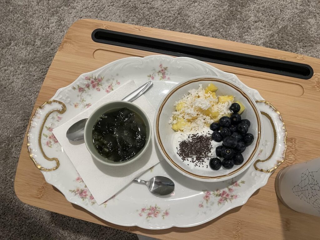 Tiny miyuk guk and yogurt fruit bowl for my sister / big bowl for me