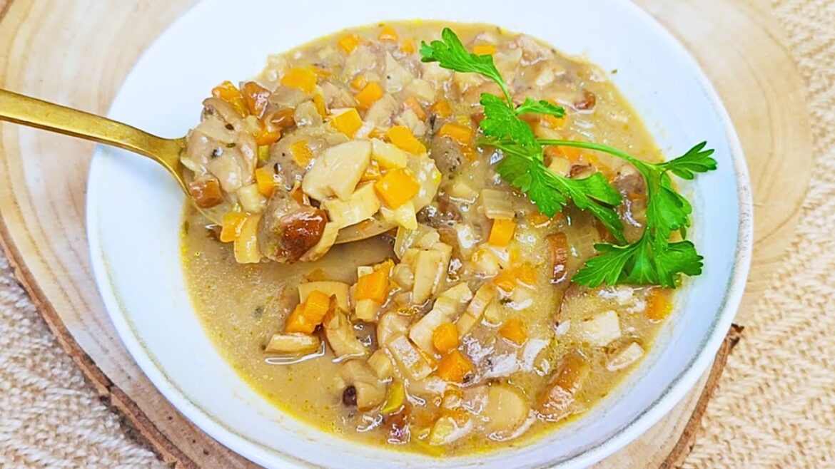 Ein einfaches Weihnachtsrezept. Diese einfache Pilzsuppe wird Ihre Gäste begeistern. Ein einfaches Weihnachtsrezept. Diese einfache Pilzsuppe wird Ihre Gäste begeistern.
